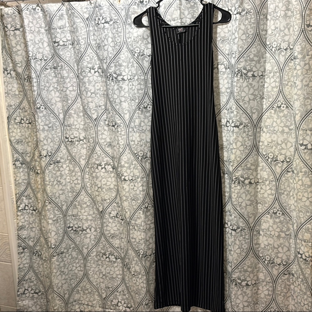 Black and White Sleeveless Sheath Dress